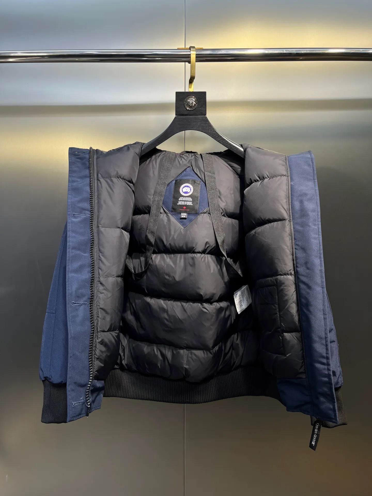 P780 CANADA GOOES 02 model Chilliwa bomber jacket 02 model, chosen by Arctic and Antarctic scientific expedition teams as their cold-proof equipment, the Rolls-Royce of down jackets. ➖ Industry-leading anti-counterfeiting chip sensing. ➖ Imported Behringer embroidery machines and customized embroidery labels, the highest level and industry leading. ➖ Imported Korean 21-count polyester-cotton blended original fabric, TC85 waterproof coated fabric, water-repellent, windproof and wear-resistant. ➖ The new national standard 80 white duck down is filled with an average of 520 grams of down. The amount of down filled is industry-leading. ➖ 100% nylon lon lining with double double-layer sealing design to prevent velvet running, seamless thread design on cuffs! ➖ Western Canadian Green Wolf Collar. ➖ Yoshida YKK provides original factory-customized electroplated sliders. YKK two-way lockable zippers are tight and smooth and do not peel off paint. ➖ 3M composite Velcro is durable and the accessories and hardware are all custom-made. Note: Our copywriting is only simple and clear. Instead of bragging about the copywriting, it is better to compare and understand with samples. Only for the purest, most focused, most professional, highest quality, and highest sex!  size：xs-xl
